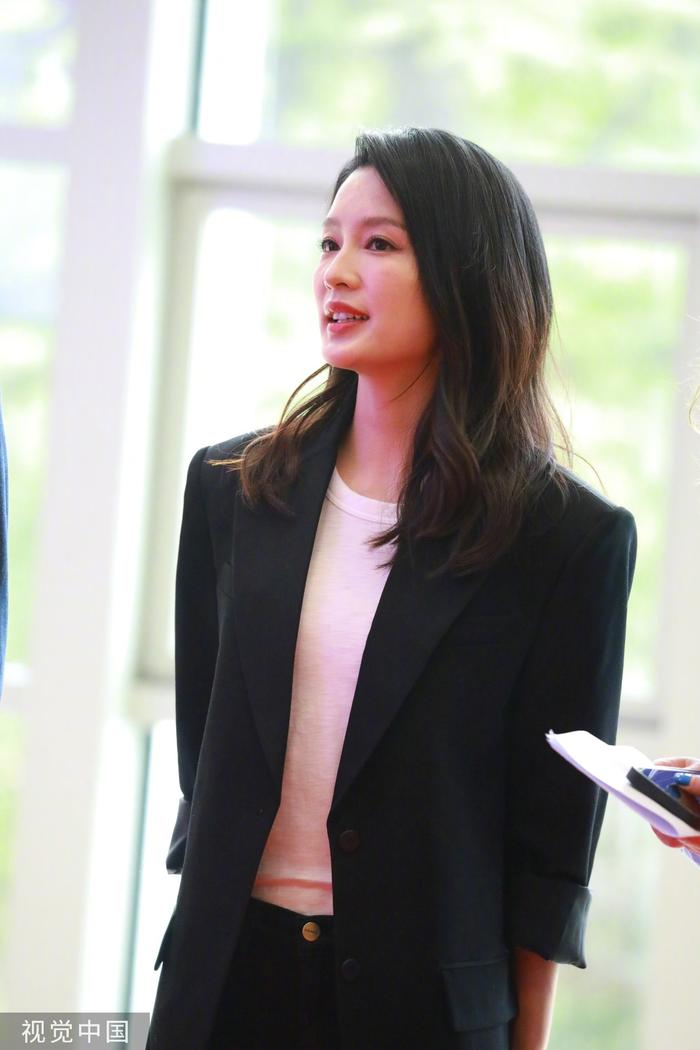 今日李沁亮相第三届环球影视高峰论坛一身休闲黑西装