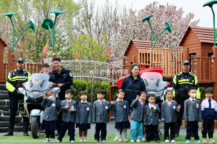 天津公安铁骑护卫机动队走进西青区优念梅江幼儿园