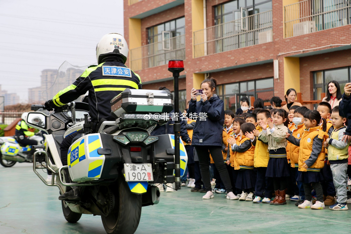 天津公安铁骑护卫机动队走进西青区优念梅江幼儿园