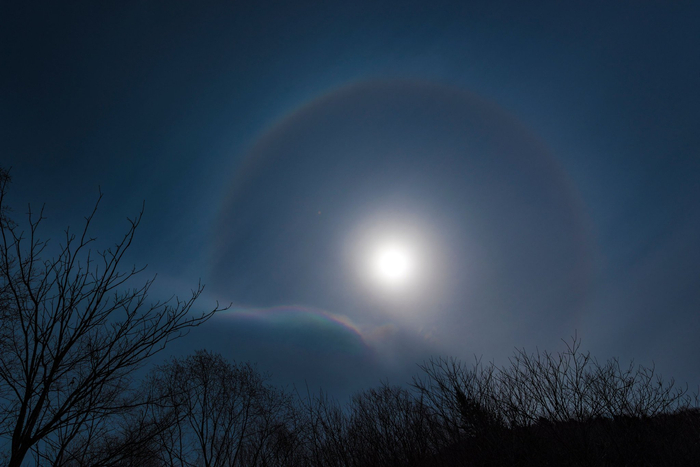 深山里遇到日晕加七彩祥云