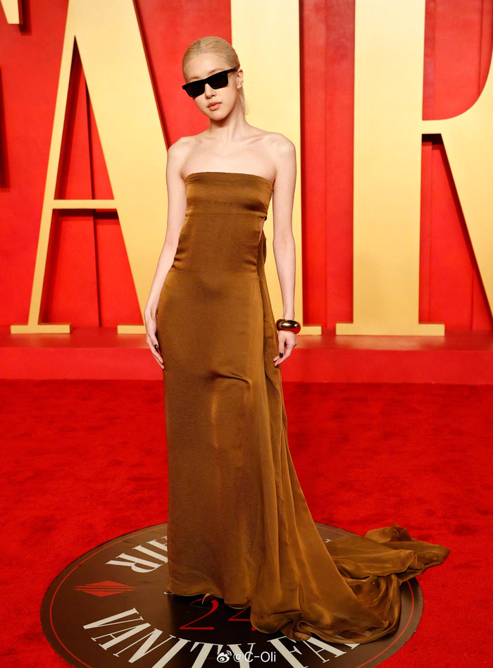 朴彩英身着一袭抹胸镂空长裙惊喜亮相vanity