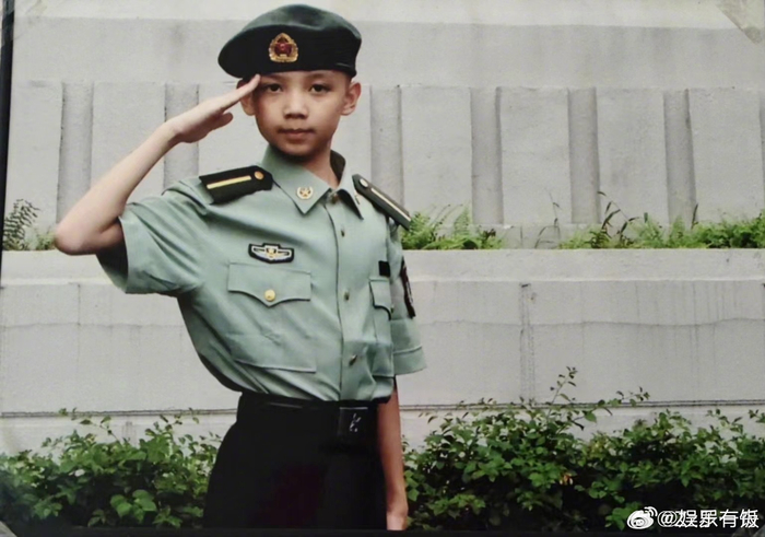 罗一舟晒军装照庆八一建军节,6年军龄引关注