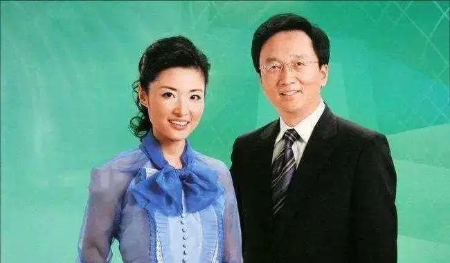 主持人周涛在高铁站低调排队!满脸胶原蛋白似少女,看着不像54岁|姚科|周涛|路云
