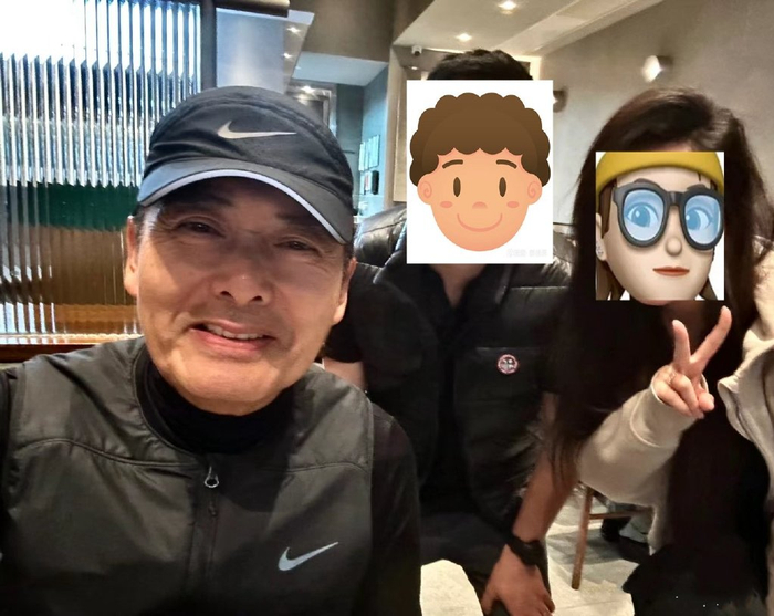 超感动周润发吃饭被偶遇和粉丝合影主动让出c位还亲自拍照
