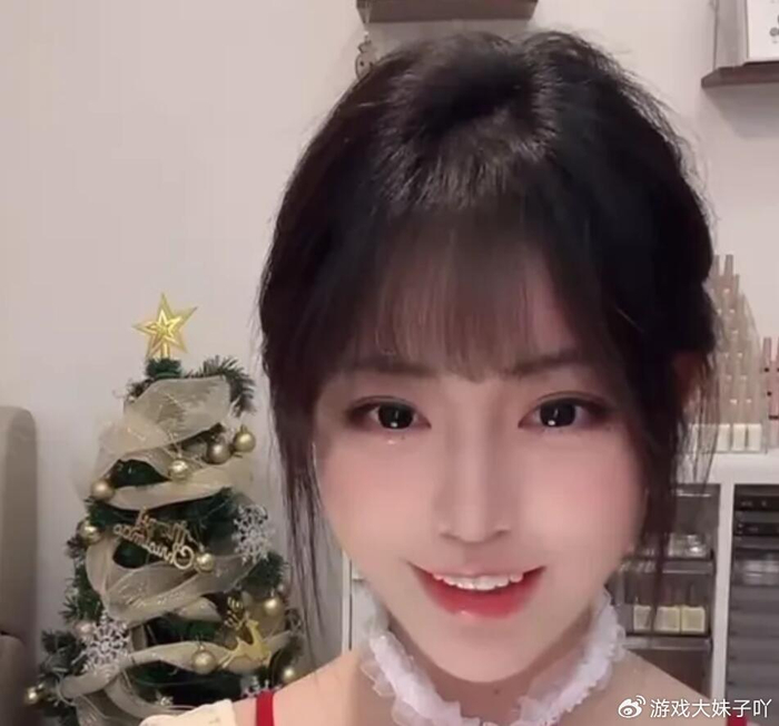 周淑怡cos圣诞小鹿装,网友纷纷调侃,这个服装似曾相识|lpl|LPL英雄联盟职业联赛|2024lpl|李小璐|绯闻_新浪新闻