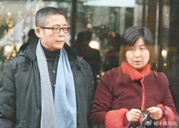 何超琼携密友俞琤看演唱会！稳坐第一排耳语不断，在一起已达13年