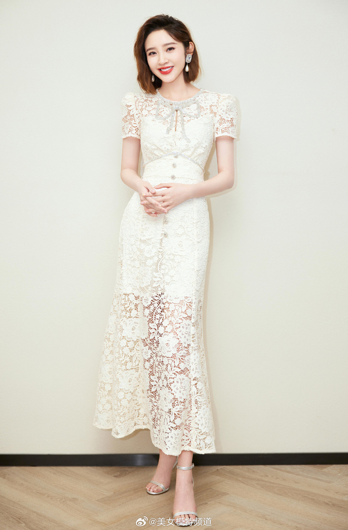唐艺昕白色蕾丝长裙
