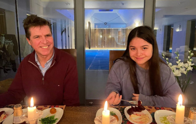 央视主持人姜丰:嫁给英国高管后离婚,如今52岁尽显老态