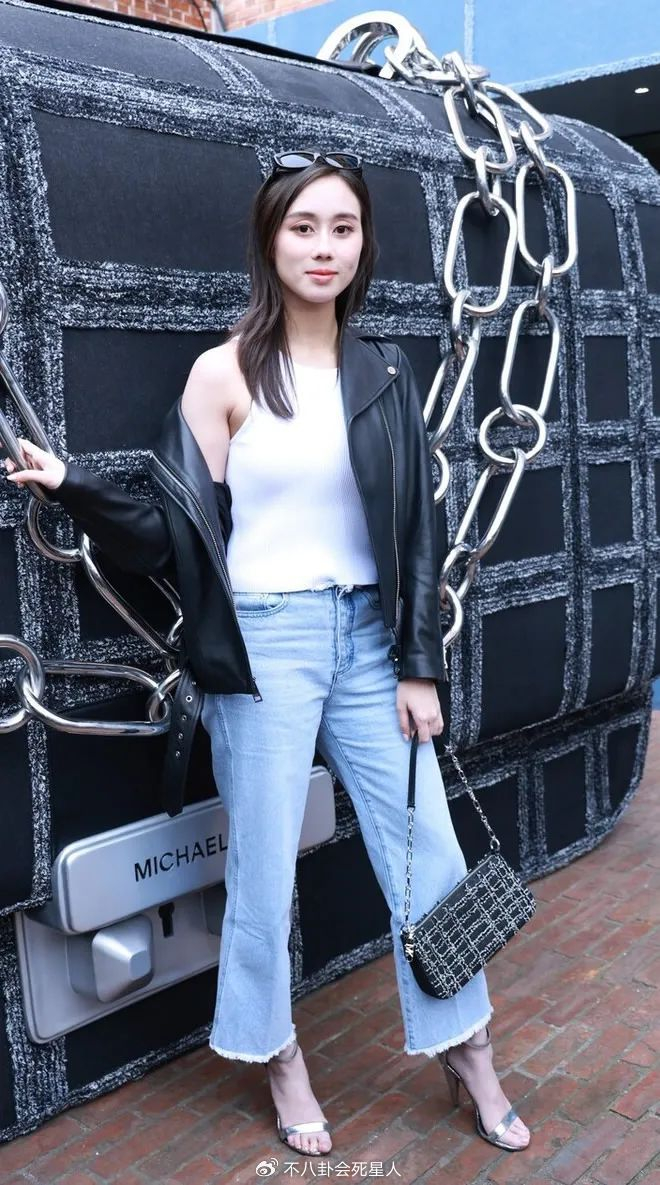 被说长得像利智的何超欣到底算不算美人,看她近照生图就知道了|何超云