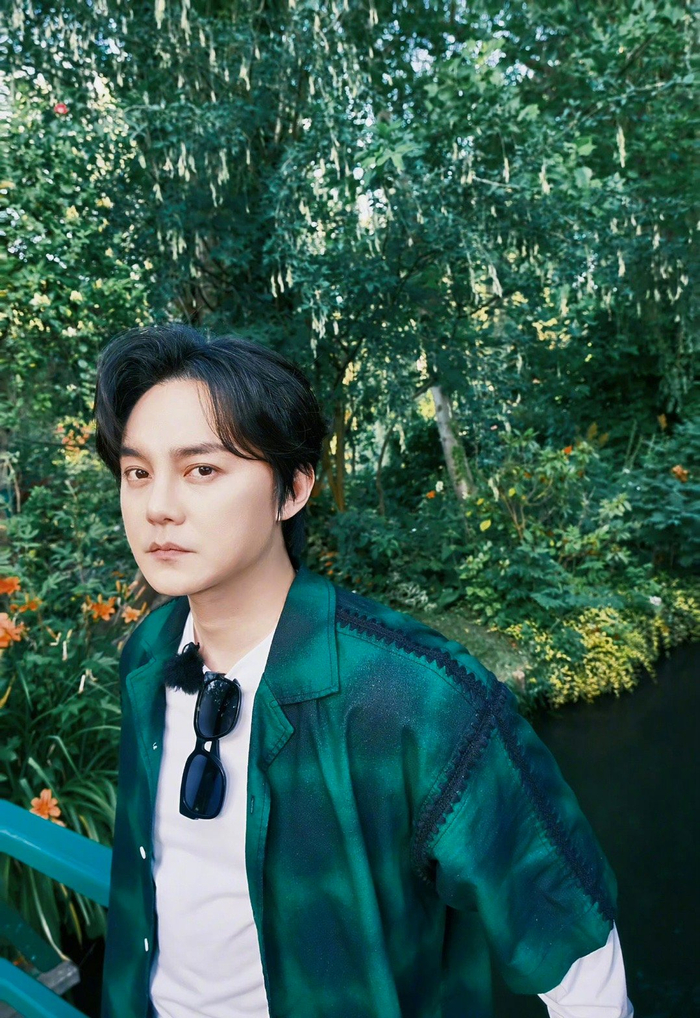 尹正和哈妮克孜在街头修行李箱,好接地气