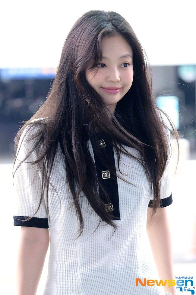 blackpink成员jennie现身机场穿黑白polo裙甜美可爱