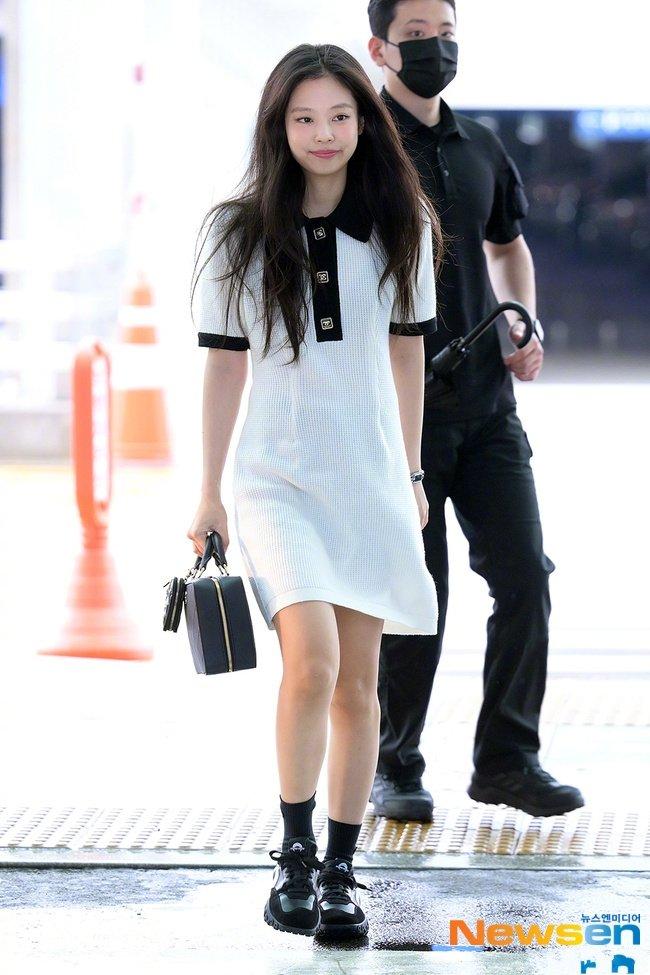 blackpink成员jennie现身机场,穿黑白polo裙甜美可爱!