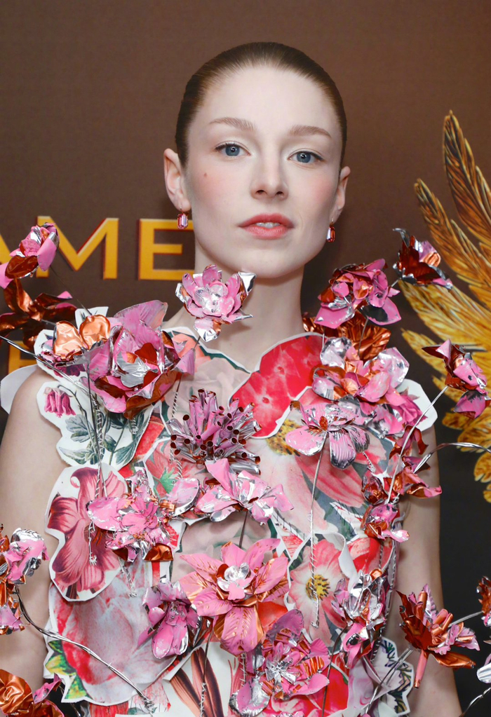 亮相饥饿游戏前传洛山矶首映礼的跨性别演员