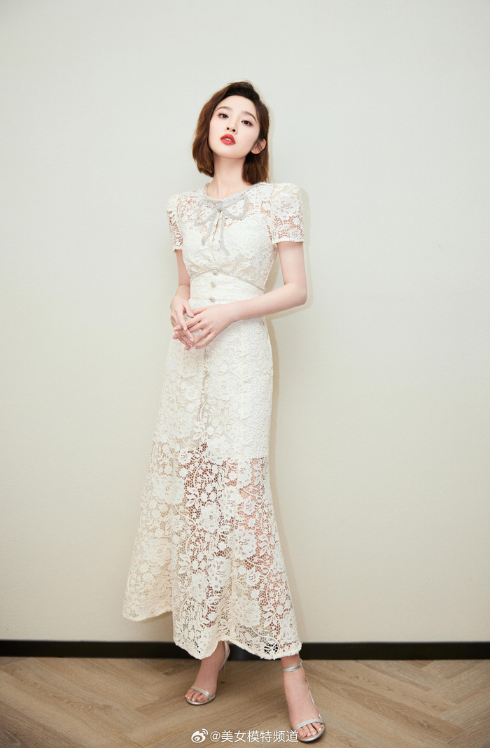 唐艺昕白色蕾丝长裙