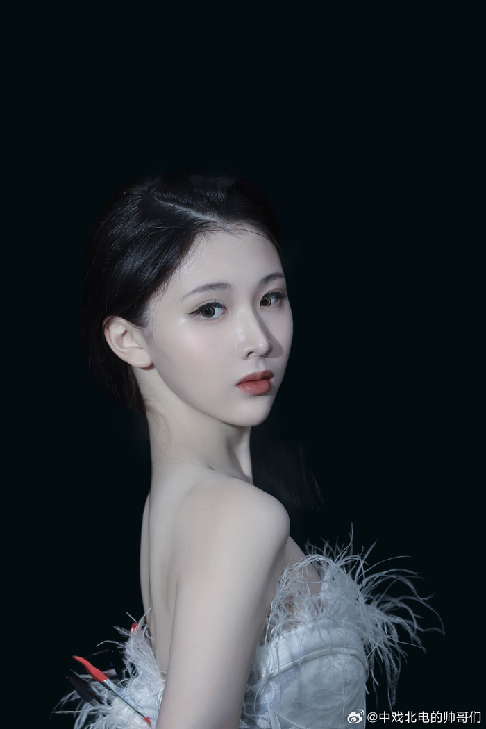 来自北京电影学院的23级表演新生周心妍__财经头条