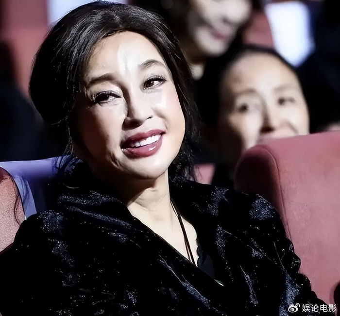 张兰高情商回应刘晓庆绯闻事件,做女性榜样,自尊自爱自重自律