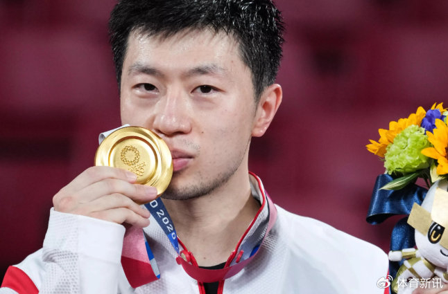 男单赛场,他在 1/8 决赛遭遇韩国选手郑荣植,0:2 落后的绝境中,听从