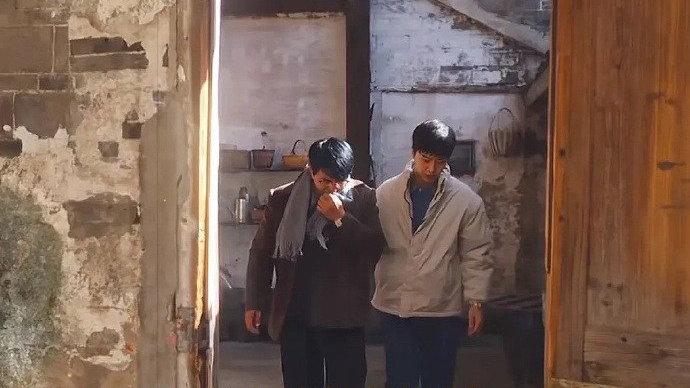 《小巷人家》：一碗水端不平的父母，只会亲手撕碎亲情