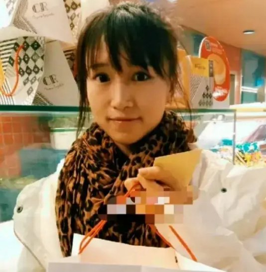 李子柒10年前照片曝光,也有摇滚的一面,穿黑丝在街边打碟当dj