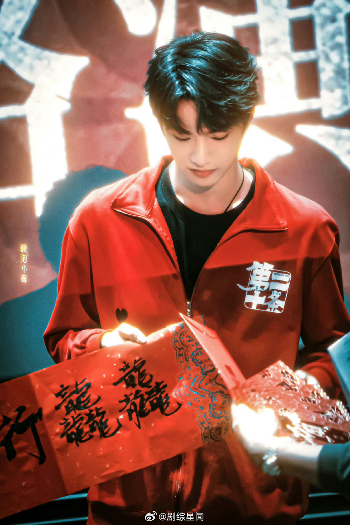 请问怎样才能拥有刘耀文的同款卫衣啊 67