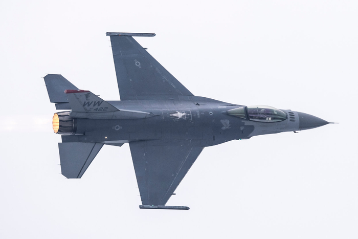 一架美国空军f-16 战斗机在练习飞行中进行空中表演