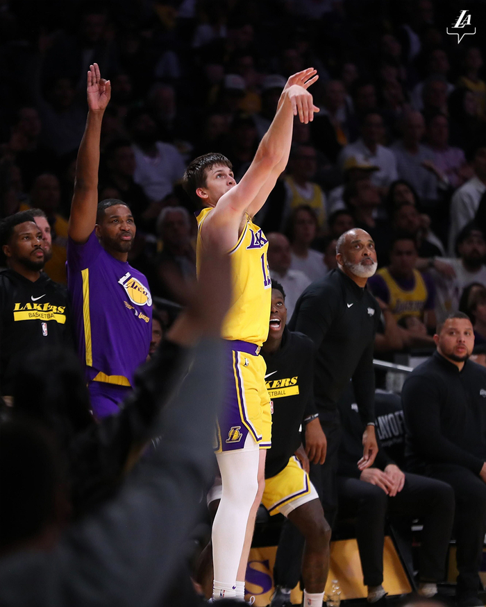 詹姆斯关键三分锁定胜局