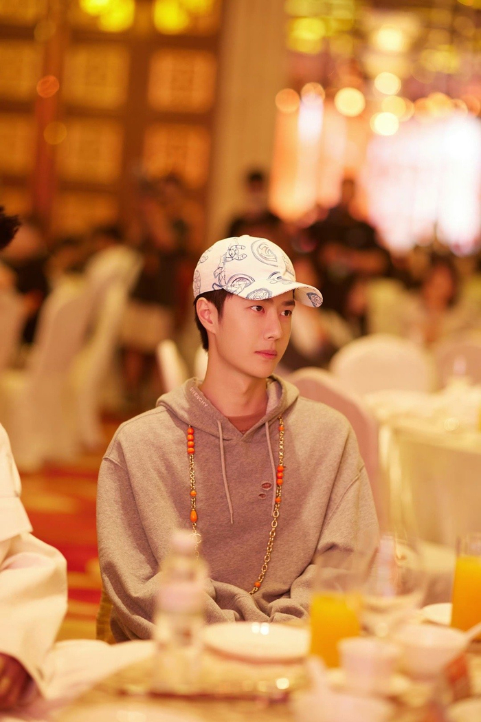 王一博乐华年会花絮照送达 灰色卫衣棒球帽造型的休闲酷盖……__财经