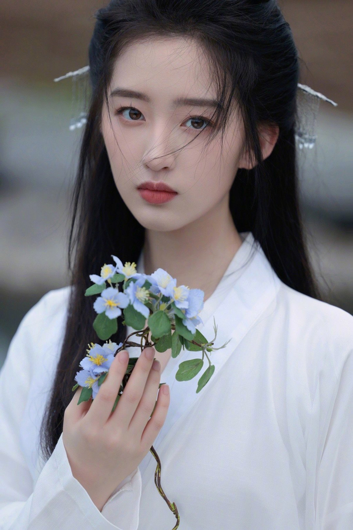 最新古风写真一袭白衣清冷感十足好想看妹妹演一部古偶啊