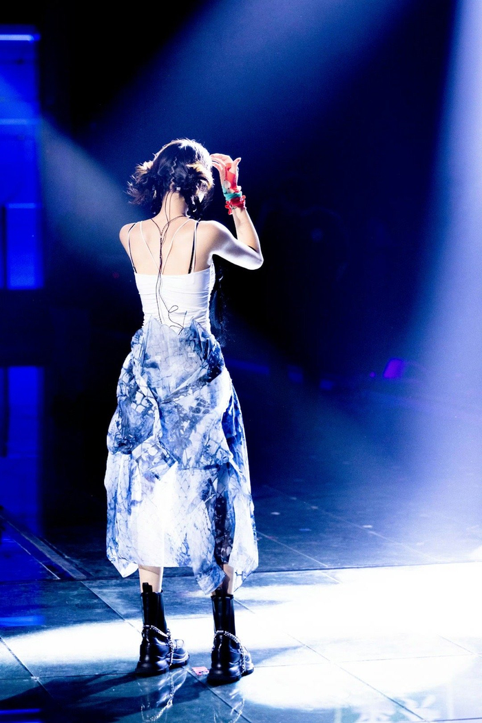 宋茜双十一晚会彩排造型释出,双丸子头麻花辫……__财经头条