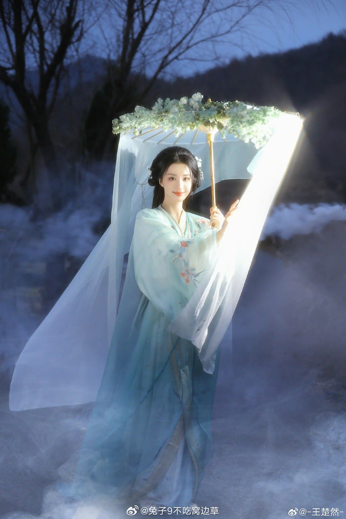 王楚然古装提灯真的绝了看小图以为是美女结果点开大图