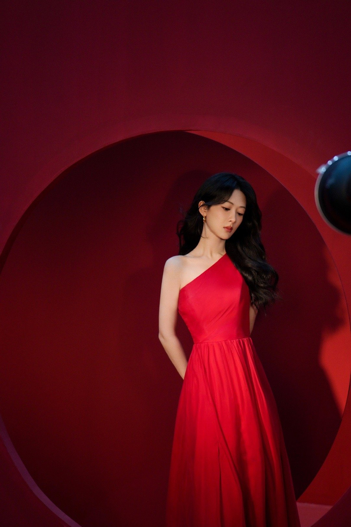 杨紫工作花絮图送达,红色斜肩裙造型好明媚