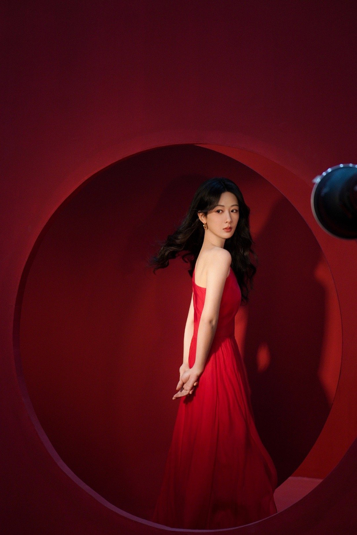 杨紫工作花絮图送达,红色斜肩裙造型好明媚