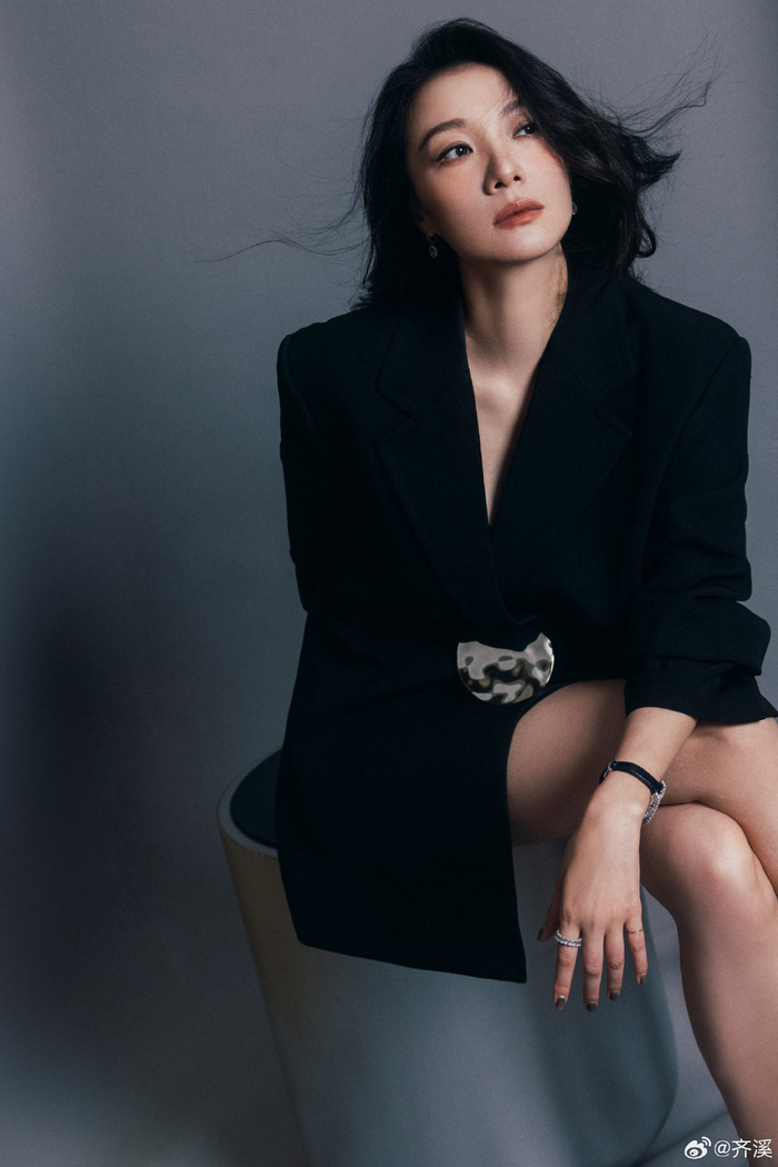 5月26日,有网友在戛纳街头偶遇王传君齐溪手牵手并晒出照片