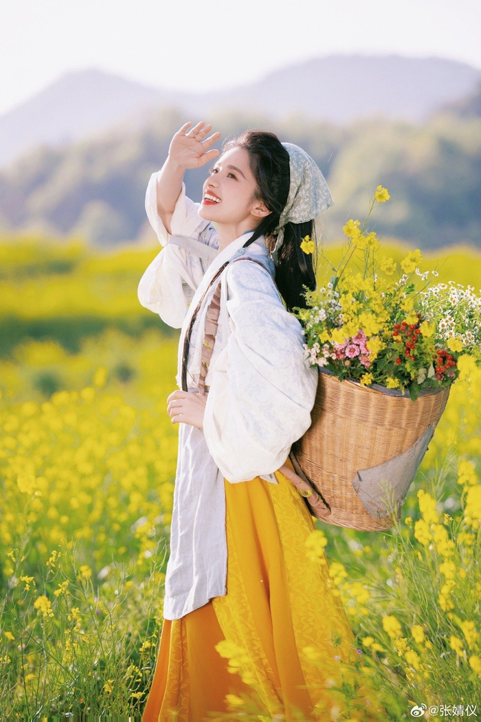 田间花丛的油画少女,张婧仪回眸笑好元气啊