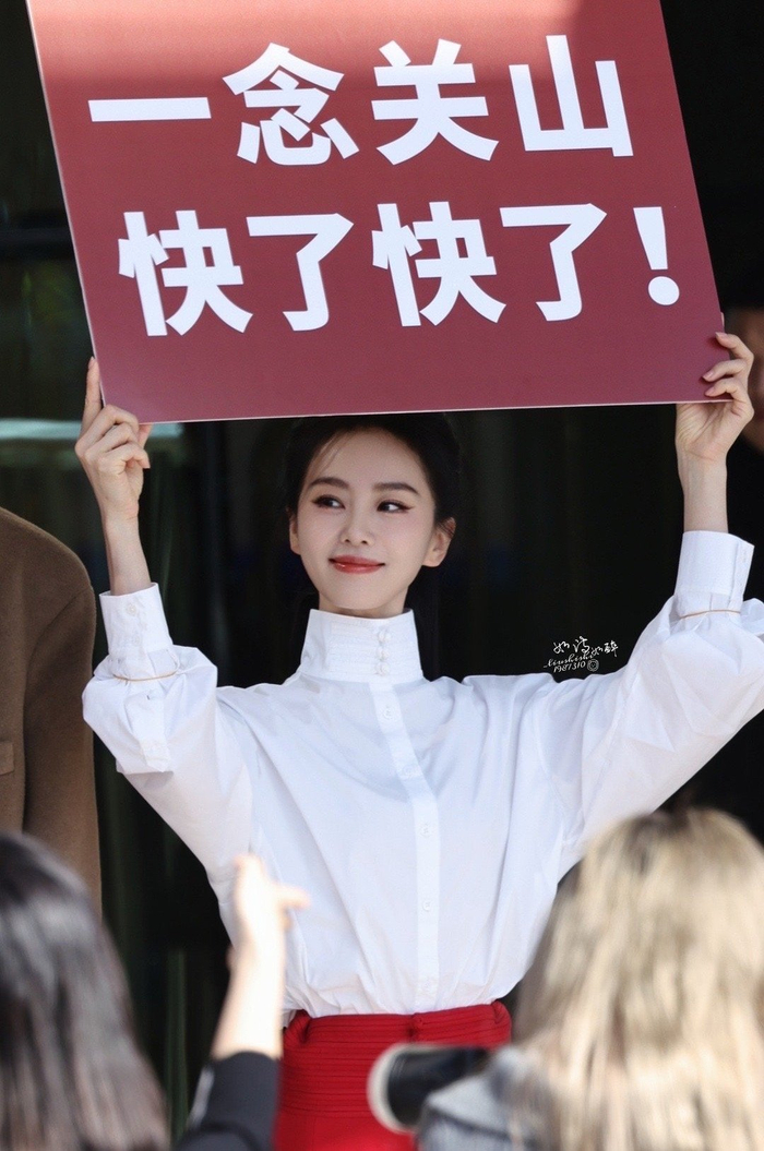 刘诗诗录制你好星期六上班图,举着这么喜感的牌子都这么美!