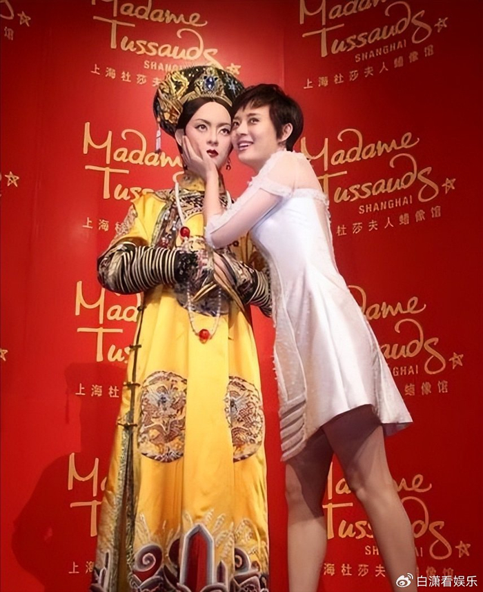 明星蜡像被玩坏:鹿晗嘴被亲掉皮,孙俪被占便宜,杨幂认不出来