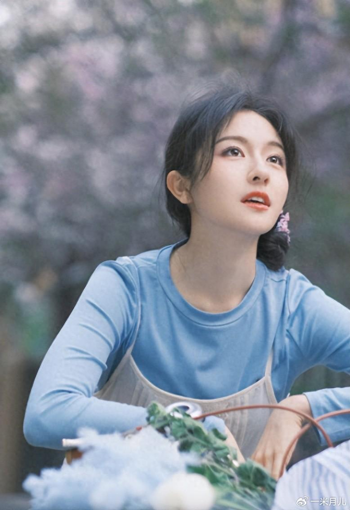 清新小白裙 ,李兰迪清纯甜美,温柔又娴静!