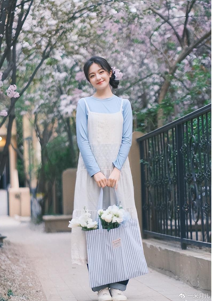 清新小白裙 ,李兰迪清纯甜美,温柔又娴静!