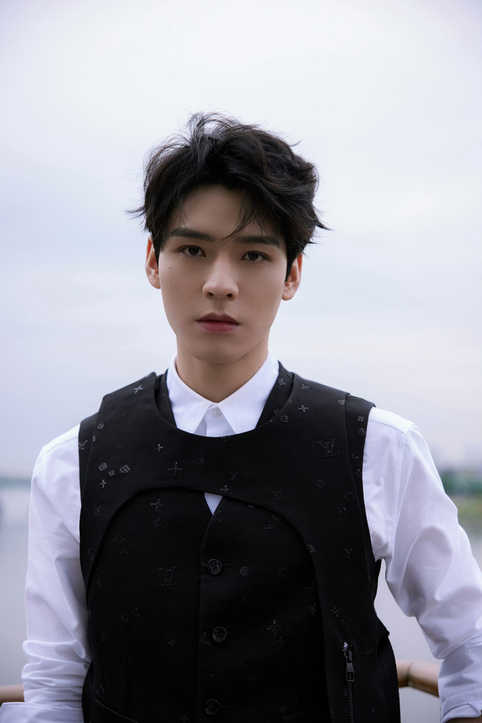 来@龚俊simon 看看亮相louis vuitton首尔大秀的look !