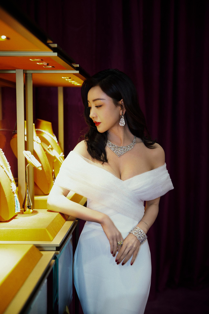 欢娱影视演员杨蓉受邀出席宝格丽barocko巴洛克高级珠宝展