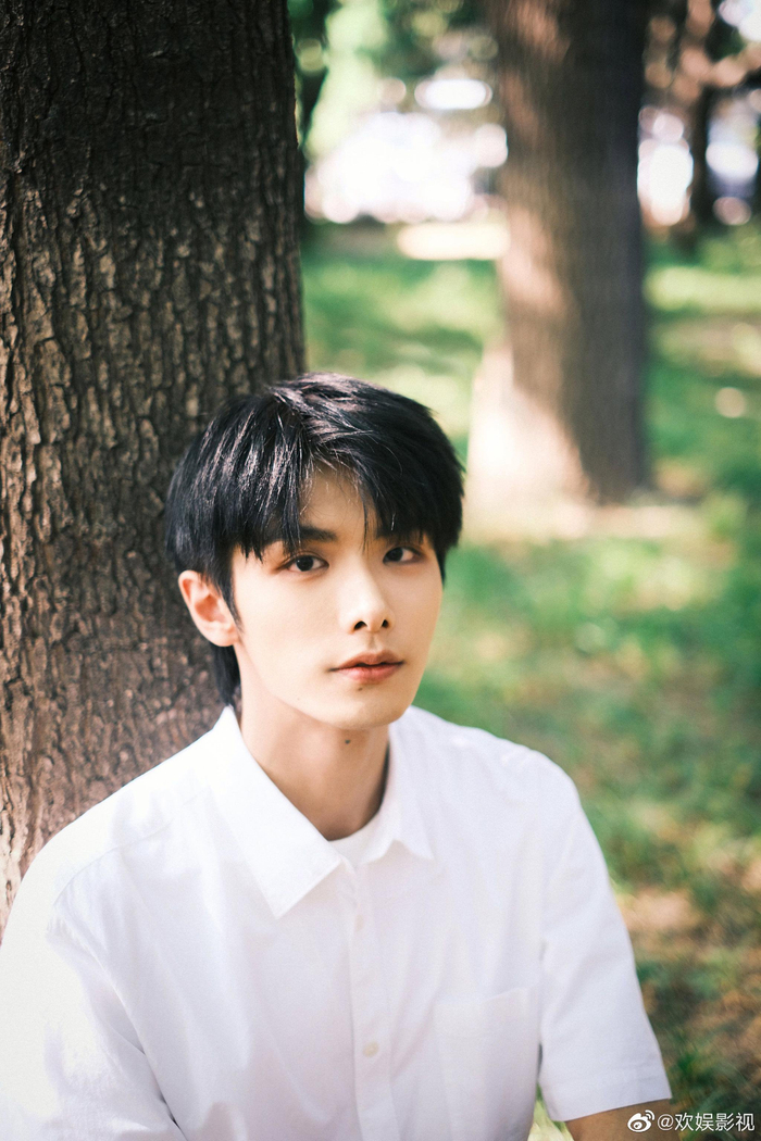 微风吹拂,绿意弥漫.欢娱影视演员@赵弈钦 生日写真今日释出