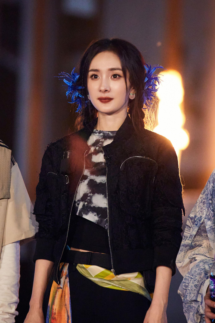 托腮小幂,喜欢喜欢|杨幂_新浪新闻