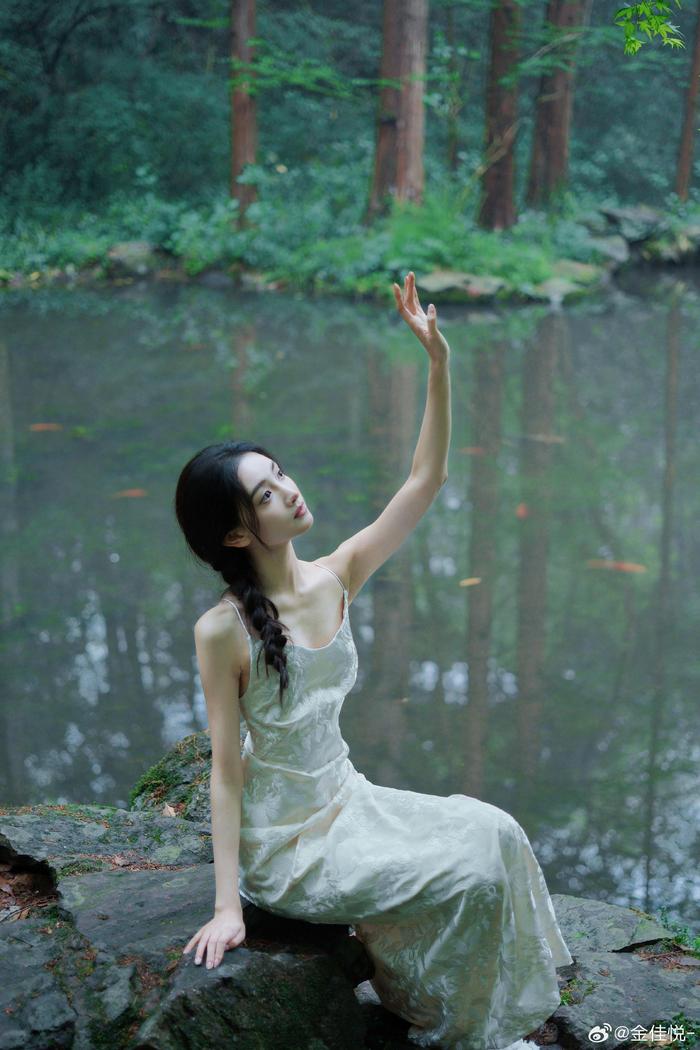 头条女神频道雨燕图片