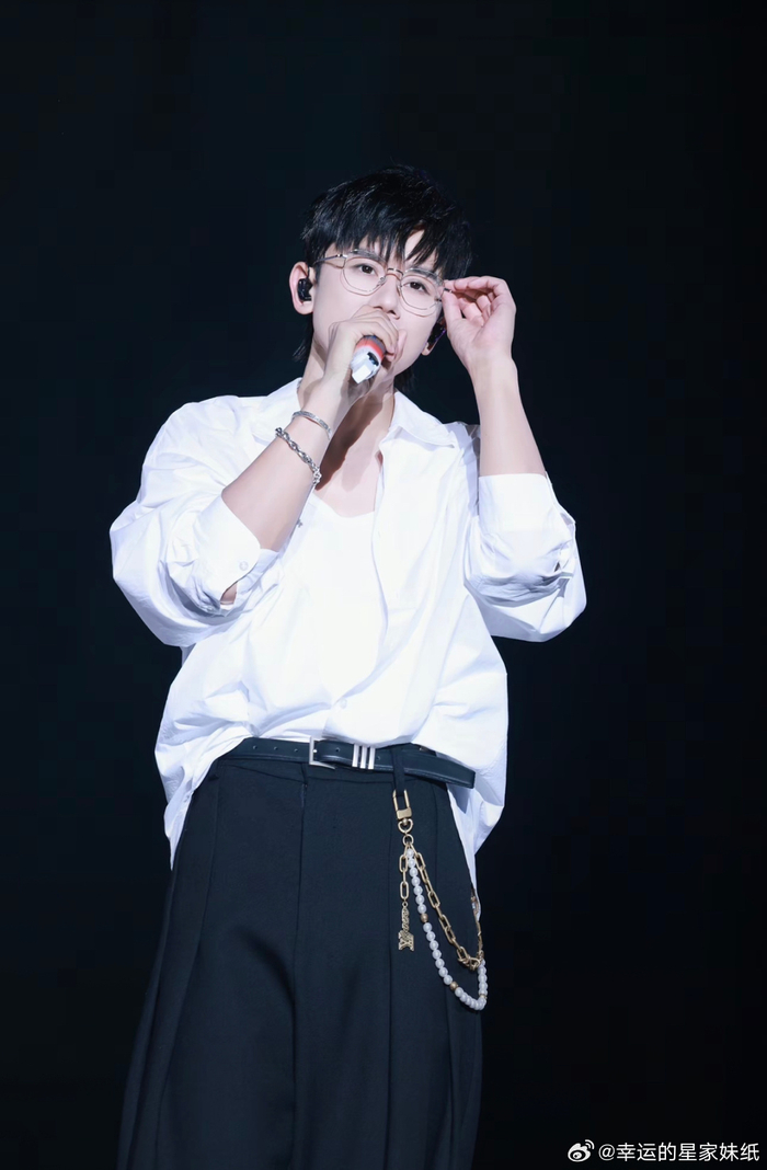 张杰纠正年龄是41岁年底才到42岁这少年感和状态我说也才二十多岁吧