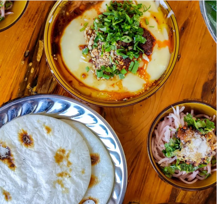 稀豆粉配上饵丝,饵块粑粑是腾冲的特色风味小吃,浓稠绵密,味道醇厚