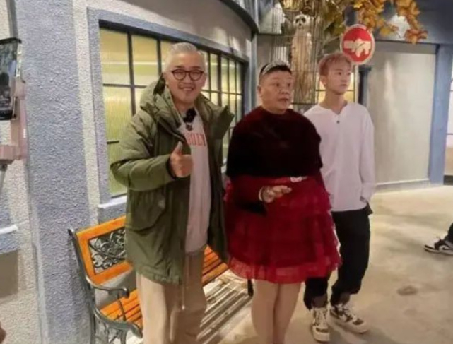 揭秘50岁“安福路小公主”真实身份和走红内幕|上海市|身材|洛丽塔|粉丝|穿着_新浪娱乐_新浪新闻