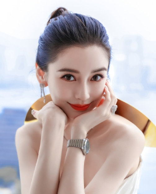 angelababy复出了?全新杂志封面曝光后,网友暴怒:强烈反对!