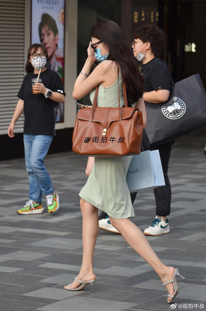 美女穿着气场全开的镂空半身裙出街