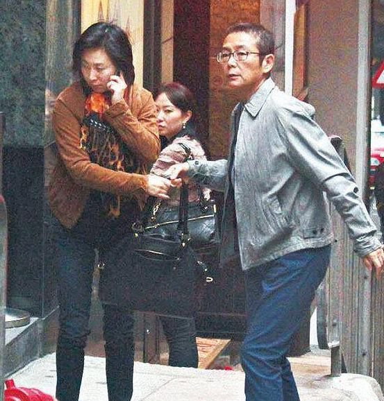 何超琼携密友俞琤看演唱会!稳坐第一排耳语不断,在一起已达13年|闺蜜|另一半|何超莲|刘嘉玲|张学友_新浪娱乐_新浪新闻