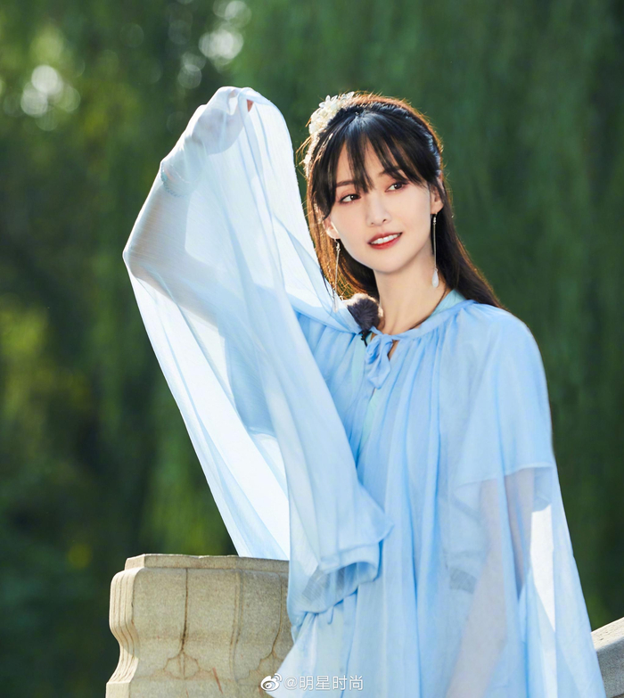 郑爽演绎古装造型,水蓝色服装看上去仙气十足还带着一丝侠女风范